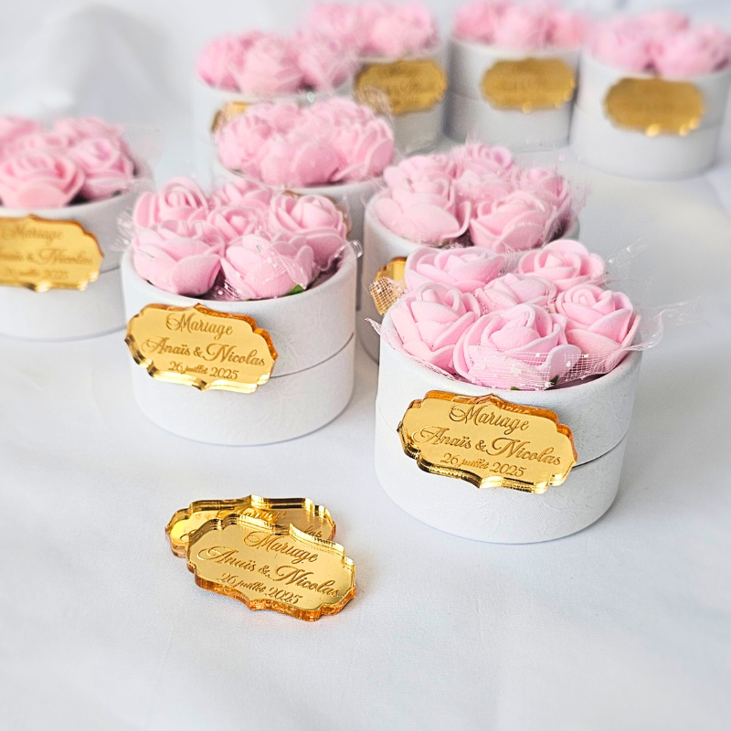 boite à dragées cadeau invité dragées aux amandes blanches dragées dorées fleurs