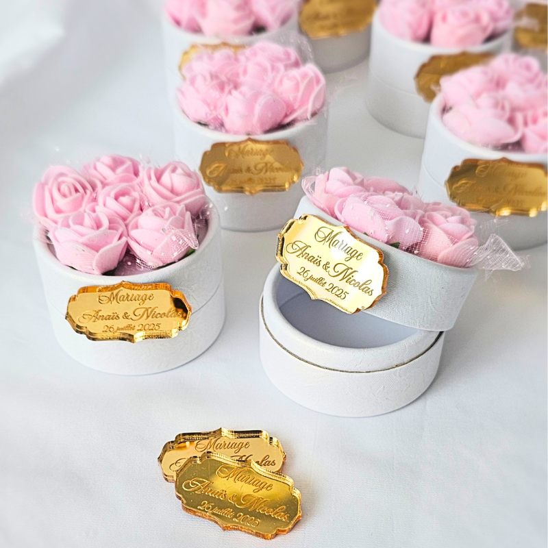 boite à dragées fleurie cadeau invité dragées aux amandes blanches et dragées dorées