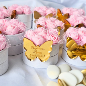 boite à dragées fleurie dragées amande fleurs plaque gravée personnalisée cadeau invité