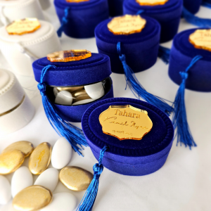 boite velours personnalisée cadeau invité dragées blanc or